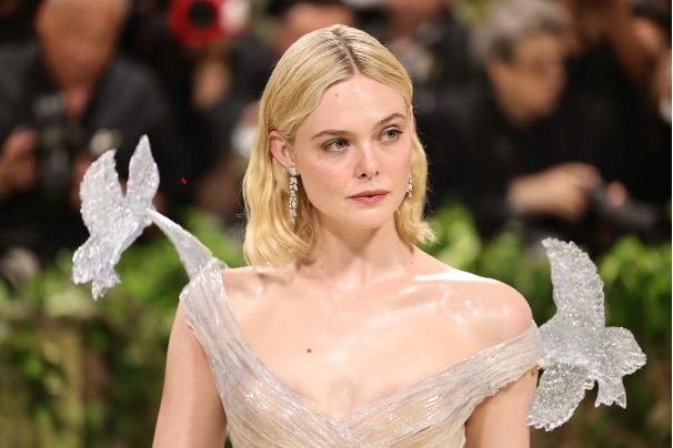 Elle Fanning - Name, age, height, hometown, famous movies, current relationship, awards.